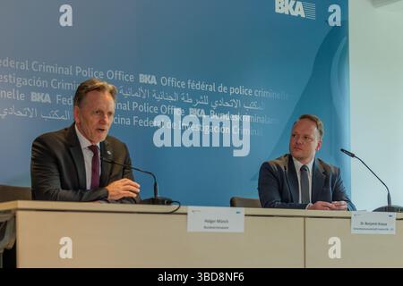 Wiesbaden, Allemagne. 23 mai 2025. Le président de l'Office fédéral de la police criminelle, Holger Münch (g), et Benjamin Krause, chef du Bureau central de lutte contre la cybercriminalité (ZIT) du parquet général de Francfort-sur-le-main, fournissent des informations lors d'une conférence de presse sur la grève contre la cybercriminalité mondiale dans le cadre de l'opération Endgame. Crédit : Jörg Halisch/dpa/Alamy Live News Banque D'Images