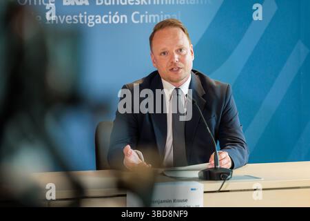 Wiesbaden, Allemagne. 23 mai 2025. Benjamin Krause, chef du Bureau central de lutte contre la cybercriminalité (ZIT) du Bureau du Procureur général de Francfort-sur-le-main, prend la parole lors d'une conférence de presse sur la grève contre la cybercriminalité mondiale dans le cadre de l'opération Endgame. Crédit : Jörg Halisch/dpa/Alamy Live News Banque D'Images