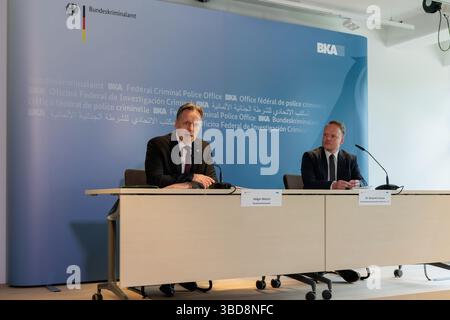 Wiesbaden, Allemagne. 23 mai 2025. Le président de l'Office fédéral de la police criminelle, Holger Münch (g), et Benjamin Krause, chef du Bureau central de lutte contre la cybercriminalité (ZIT) du parquet général de Francfort-sur-le-main, fournissent des informations lors d'une conférence de presse sur la grève contre la cybercriminalité mondiale dans le cadre de l'opération Endgame. Crédit : Jörg Halisch/dpa/Alamy Live News Banque D'Images