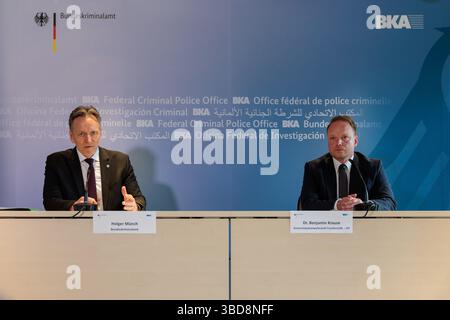 Wiesbaden, Allemagne. 23 mai 2025. Le président de l'Office fédéral de la police criminelle, Holger Münch (g), et Benjamin Krause, chef du Bureau central de lutte contre la cybercriminalité (ZIT) du parquet général de Francfort-sur-le-main, fournissent des informations lors d'une conférence de presse sur la grève contre la cybercriminalité mondiale dans le cadre de l'opération Endgame. Crédit : Jörg Halisch/dpa/Alamy Live News Banque D'Images
