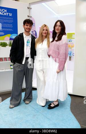 Fayn du Mont, Mirja du Mont und Tochter Tara du Mont, BEI dem Themen Event-Tag Initiative-Milch Der Begehbare Kühlschrank Inder Mall of Berlin AM 22.05.25 in Berlin *** Fayn du Mont, Mirja du Mont et leur fille Tara du Mont, lors de l'événement thématique Tag Initiative Milch Der Begehbare Kühlschrank in der Mall of Berlin le 22 05 25 in Berlin Banque D'Images