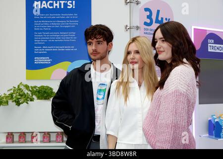 Fayn du Mont, Mirja du Mont und Tochter Tara du Mont, BEI dem Themen Event-Tag Initiative-Milch Der Begehbare Kühlschrank Inder Mall of Berlin AM 22.05.25 in Berlin *** Fayn du Mont, Mirja du Mont et leur fille Tara du Mont, lors de l'événement thématique Tag Initiative Milch Der Begehbare Kühlschrank in der Mall of Berlin le 22 05 25 in Berlin Banque D'Images