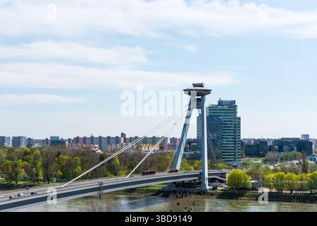 Bratislava, Slovaquie - 14 avril 2018 : vue aérienne du pont SNP à travers la rivière Danude à Bratislava, Slovaquie. Vue panoramique de la capitale Slovaquie cit Banque D'Images