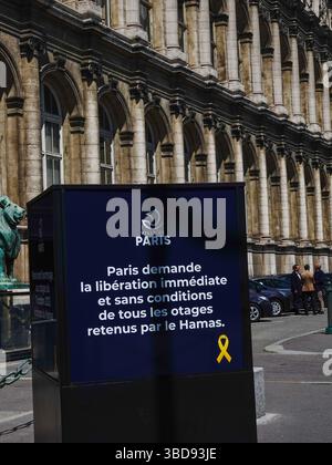 Paris, France, 23 mai 2024 : kiosque officiel devant l'Hôtel de ville, Hôtel de ville de Paris, déclarant (traductions en anglais) : Paris demande/exige la libération immédiate et inconditionnelle de tous les otages détenus par le Hamas ; et en français : Paris demande la libération immédiate et sans conditions de tous les pannes revenus par le Hamas. Banque D'Images