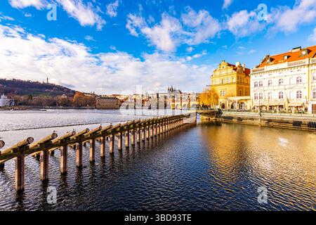 Prague, république tchèque : regardez le pont Charles et le château de Prague dans loin. Journée d'hiver ensoleillée près de la rivière Vltava. Vue panoramique de la ville de Prague, citysca Banque D'Images