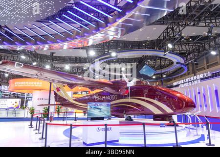 Chongqing. 23 mai 2025. Un véhicule aérien sans pilote est photographié lors de la 7e Foire internationale de l'investissement et du commerce de Chine occidentale dans la municipalité de Chongqing, dans le sud-ouest de la Chine, le 23 mai 2025. La 7e Foire internationale de l'investissement et du commerce de Chine occidentale a débuté jeudi dans la municipalité de Chongqing, dans le sud-ouest de la Chine. Divers produits liés à l'économie de basse altitude ont attiré l'attention des visiteurs de la foire. Crédit : Huang Wei/Xinhua/Alamy Live News Banque D'Images