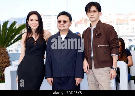 Shu Qi, Bi Gan und Jackson Yee beim Photocall zum Kinofilm 'Kuang ye shi dai / Resurrection' auf dem Festival de Cannes 2025 / 78. Internationale Filmfestspiele von Cannes am Palais des Festivals. Cannes, 23.05.2025 Banque D'Images
