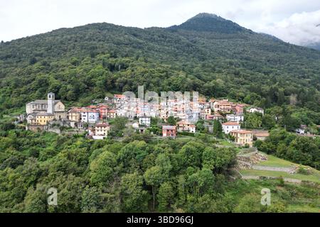 Photo aérienne d'un petit village à flanc de colline juste à l'extérieur de Cannobio, Italie. Banque D'Images