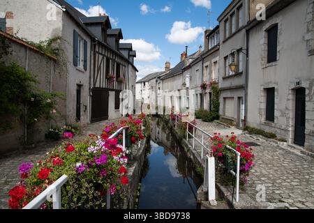 Charmante rue canal bordée de fleurs à Beaugency, France Banque D'Images