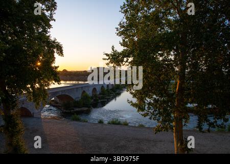 Coucher de soleil sur le pont de pierre historique à Beaugency, France Banque D'Images
