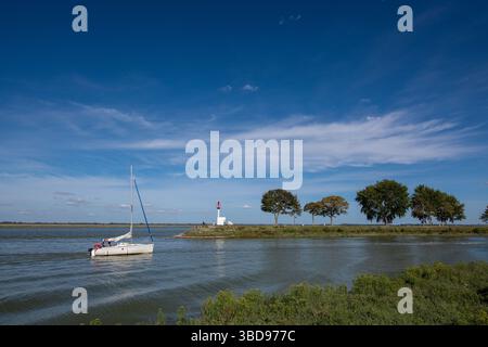 Bateau entrant dans la somme à High Tide à Saint-Valery-sur-somme, France Banque D'Images