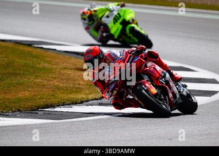 TOWCESTER, ROYAUME-UNI. 23 mai : Marc Marquez (#mm93, Espagne) de Ducati Lenovo Team) aux essais libres de vendredi lors du Grand Prix de Tissot du Royaume-Uni 2025 au circuit de Silverstone le vendredi 23 mai 2025 à TOWCESTER, ANGLETERRE. Crédit : Taka G Wu/Alamy Live News Banque D'Images