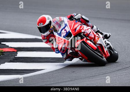 TOWCESTER, ROYAUME-UNI. 23 mai : Aleix Espargaro (#ae41, Espagne) de l’équipe de test HRC aux essais libres vendredi lors du Grand Prix Tissot du Royaume-Uni 2025 au circuit de Silverstone le vendredi 23 mai 2025 à TOWCESTER, ANGLETERRE. Crédit : Taka G Wu/Alamy Live News Banque D'Images