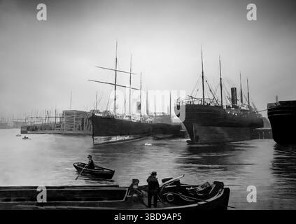 Vue du chantier naval Harland & Wolff de la fin du XIXe siècle, formé en 1861 par Edward James Harland (1831–95) et Gustav Wilhelm Wolff, né à Hambourg (1834–1913), qui est arrivé au Royaume-Uni à l'âge de 14 ans. En 1858, Harland, alors directeur général, achète le petit chantier naval de l'île Queen's à son employeur, Robert Hickson. Situé à Belfast, la capitale et la plus grande ville d'Irlande du Nord, sur les rives de la rivière Lagan sur la côte est. Les navires bien connus construits par le chantier naval comprennent le trio de classe olympique : RMS Titanic, RMS Olympic et RMS Britannic. Banque D'Images