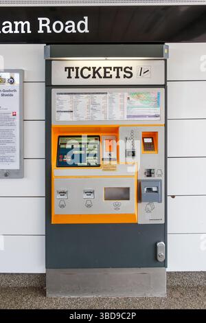 Distributeur automatique de billets en plein air à la station de métro diverses cartes, options de paiement, instructions, route de Chillingham, gare, newcastle Banque D'Images