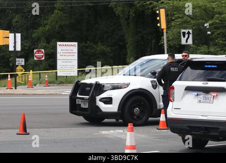 Une femme a été abattue par des gardes de sécurité devant le bâtiment de la CIA à Langley, Virginie, Washington, District de Columbia, États-Unis. Des policiers sécurisent la zone à l'entrée de la CIA, après qu'une femme ait été abattue par des gardes de sécurité à Langley, Virginie, le 22 mai 2025. Des coups de feu ont été tirés tôt le matin, provoquant ce que la CIA a dit être un incident de sécurité. La fusillade n'a pas été fatale. La femme qui s'est écrasée contre une porte du siège de la CIA a été identifiée de manière préliminaire comme étant Monia Spadaro, 27 ans, selon deux hauts responsables de l'application de la loi informés de l'incident Banque D'Images