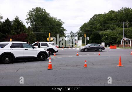 Une femme a été abattue par des gardes de sécurité devant le bâtiment de la CIA à Langley, Virginie, Washington, District de Columbia, États-Unis. Des policiers sécurisent la zone à l'entrée de la CIA, après qu'une femme ait été abattue par des gardes de sécurité à Langley, Virginie, le 22 mai 2025. Des coups de feu ont été tirés tôt le matin, provoquant ce que la CIA a dit être un incident de sécurité. La fusillade n'a pas été fatale. La femme qui s'est écrasée contre une porte du siège de la CIA a été identifiée de manière préliminaire comme étant Monia Spadaro, 27 ans, selon deux hauts responsables de l'application de la loi informés de l'incident Banque D'Images