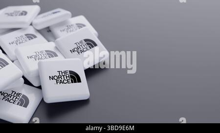 Gros plan du logo de la marque de vêtements d'extérieur The North face dans une pile sur fond gris avec espace de copie comme en-tête de bannière Web Banque D'Images