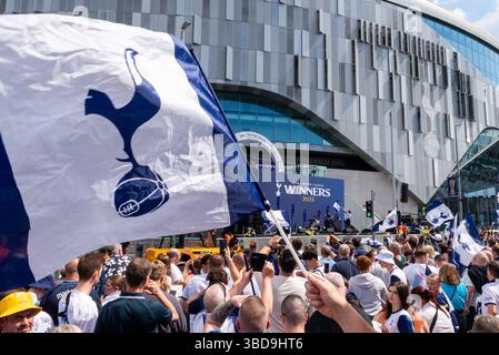 Edmonton, Londres, Royaume-Uni. 23 mai 2025. Après leur victoire de la finale de l’UEFA Europa League contre Manchester Utd à Bilbao, il est prévu un défilé de la victoire en bus à toit ouvert pour les joueurs des Spurs afin de célébrer avec les supporters d’Edmonton Green au Tottenham Hotspur Stadium du club. Les fans de l'équipe se rassemblent dans les zones autour du stade Banque D'Images