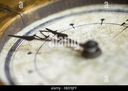 Une image détaillée en gros plan d'un cadran d'horloge vintage avec des aiguilles ornées, mettant en valeur le design complexe et la texture vieillie de la montre Banque D'Images