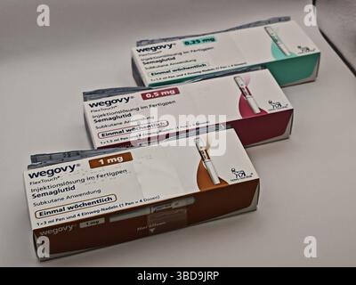 Londres, Royaume-Uni-mai 14 2025 : boîte WEGOVY avec semaglutide par Novo Nordisk, utilisé pour le traitement de l'obésité et la gestion du poids.In Boots pharm Banque D'Images