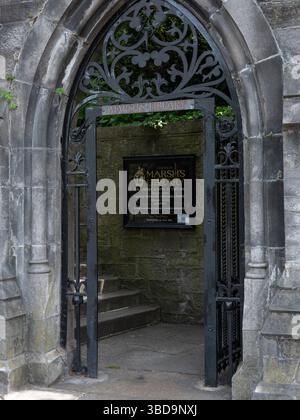 L'entrée avec panneau en fer forgé à la bibliothèque Marsh's Library dans la ville de Dublin, Irlande. Banque D'Images