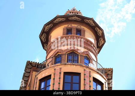 Tour du bâtiment d'angle Sagasta 5 Guerrero Strachan dans la vieille ville de Malaga, Andalousie, Espagne Banque D'Images