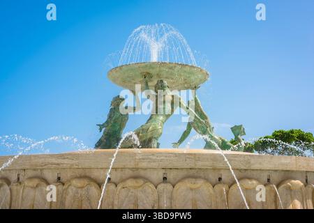 Fontaine du Triton la Valette, vue de trois tritons en bronze formant la pièce centrale de la fontaine du Triton sur la place du Triton, Floriana, la Valette, Malte Banque D'Images