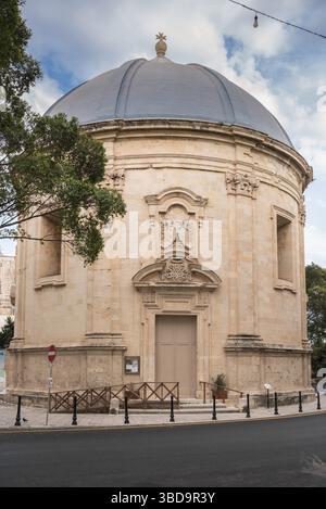 Église Sarria Valletta, vue sur l'église baroque Sarria dans le quartier Floriana, construite dans le style rotonde par Matia Preti en 1675, la Valette, Malte Banque D'Images
