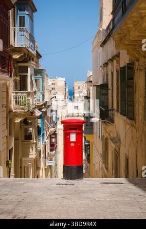 Valletta Malta Street, vue en été d'une boîte aux lettres rouge située dans une rue du centre historique de la vieille ville de la Valette, Malte Banque D'Images