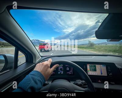 13 MAI 2025 - Nevada, États-Unis - conduire l'autoroute lors d'un voyage en voiture à travers le Nevada de Reno au lac Tahoe. Vue du conducteur depuis le pare-brise Banque D'Images
