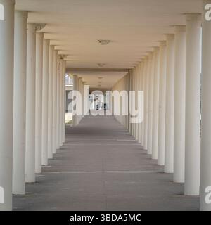 Deauville, France - 05 17 2025 : plage de Deauville. Admirez les colonnades dans l'atrium le long de la promenade de Deauville Banque D'Images
