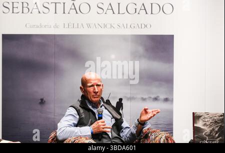 Sao Paulo, Brésil. 03 septembre 2013. Le célèbre photographe brésilien Sebastiao Salgado est décédé ce vendredi (23 ans) à l’âge de 81 ans. Dans cette photo de dossier datée du 3 septembre 2013, Salgado est vu lors d'une conférence de presse sur son exposition Genesis, tenue à Sesc Belenzinho dans la région orientale de São Paulo. Crédit : Brazil photo Press/Alamy Live News Banque D'Images