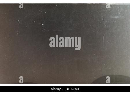 Film négatif couleur grungy 120mm isolé sur fond blanc. Matériau de film de format moyen sur fond blanc, espace réservé photo rétro. Banque D'Images