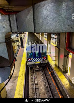 Train Metro North sur les rails de Grand Central Station, New York City, New York, États-Unis Banque D'Images