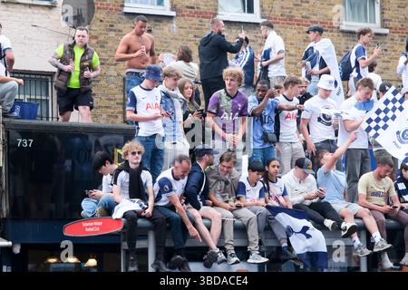 Tottenham, Londres, Royaume-Uni. 23 mai 2025. Les fans de Tottenham célèbrent leur victoire en Europa League. Credit : Matthew Chattle/Alamy Live News Banque D'Images