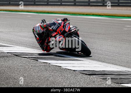 TOWCESTER, ROYAUME-UNI. 23 mai : Marco Bezzecchi (#mb72, Italie) de l’action Aprilia Racing lors des essais libres de vendredi lors du Grand Prix Tissot du Royaume-Uni 2025 sur le circuit de Silverstone le vendredi 23 mai 2025 à TOWCESTER, ANGLETERRE. Crédit : Taka G Wu/Alamy Live News Banque D'Images