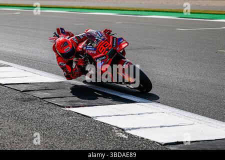 TOWCESTER, ROYAUME-UNI. 23 mai : Marc Marquez (#mm93, Espagne) de Ducati Lenovo Team) en essais libres vendredi lors du Grand Prix de Tissot du Royaume-Uni 2025 au circuit de Silverstone le vendredi 23 mai 2025 à TOWCESTER, ANGLETERRE. Crédit : Taka G Wu/Alamy Live News Banque D'Images