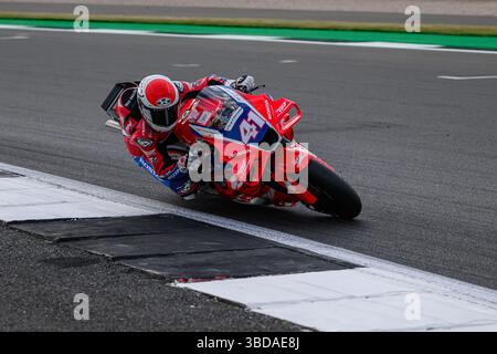 TOWCESTER, ROYAUME-UNI. 23 mai : Aleix Espargaro (#ae41, Espagne) de l’équipe de test HRC en essais libres vendredi lors du Grand Prix Tissot du Royaume-Uni 2025 au circuit de Silverstone le vendredi 23 mai 2025 à TOWCESTER, ANGLETERRE. Crédit : Taka G Wu/Alamy Live News Banque D'Images