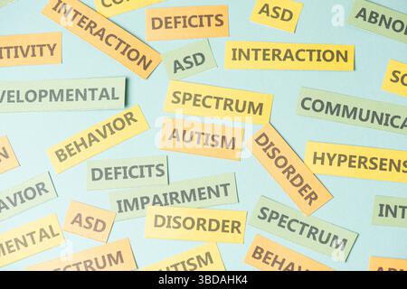 TSA autisme trouble du spectre neurodéveloppemental, déficits dans la communication sociale et l'interaction, cerveau avec déficience, hypersensibilité et abnorma Banque D'Images