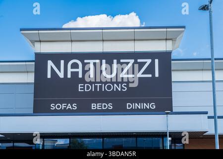Mercredi, Royaume-Uni - 23 mai 2025 : signalisation externe de la société italienne de meubles, Natuzzi située au Royaume-Uni Banque D'Images