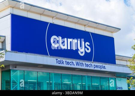 Mercredi, Royaume-Uni - 23 mai 2025 : signalisation frontale du détaillant de technologies basé au Royaume-Uni, Currys Banque D'Images