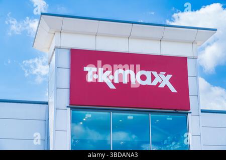 Mercredi, Royaume-Uni - 23 mai 2025 : signalisation avant du plus grand détaillant de meubles du Royaume-Uni, Furniture Village Banque D'Images