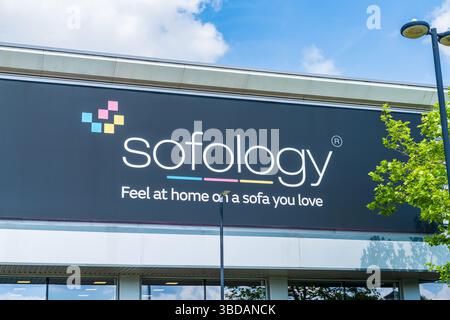 Mercredi, Royaume-Uni - 23 mai 2025 : signalisation extérieure avant du détaillant de meubles britannique Sofology Banque D'Images