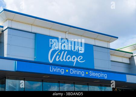 Mercredi, Royaume-Uni - 23 mai 2025 : signalisation avant du plus grand détaillant de meubles du Royaume-Uni, Furniture Village Banque D'Images