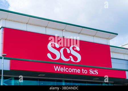 Mercredi, Royaume-Uni - 23 mai 2025 : signalisation avant de SCS, détaillant de canapés et d'ameublement basé au Royaume-Uni Banque D'Images