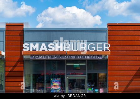 Mercredi, Royaume-Uni - 23 mai 2025 : panneau extérieur du restaurant de hamburgers basé au Royaume-Uni, Smash Burger Banque D'Images