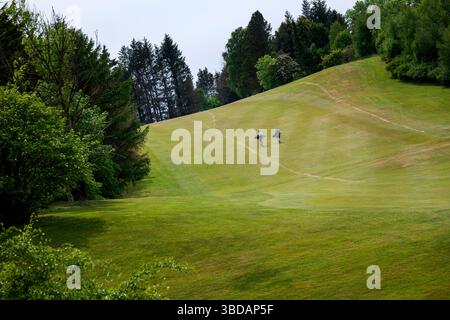 Père et fils golfant au Whitecraigs Golf Club, club House, Newton Mearns, Glasgow, Écosse Banque D'Images