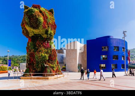 Chiot de Jeff Koons devant le musée Guggenheim. Bilbao, Biscaye, pays Basque, Espagne, Europe Banque D'Images