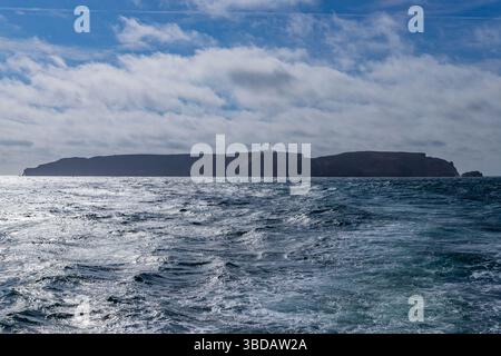Île de Berlengas vue du Cap Cabo Carvoeiro à Peniche et des vagues de l'océan atlantique, au Portugal Banque D'Images